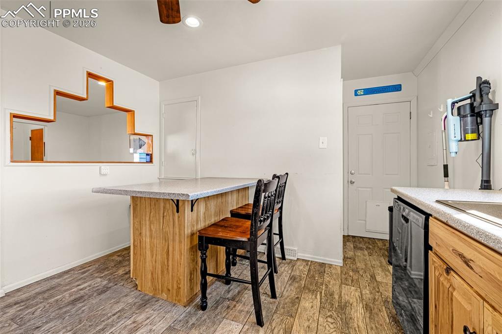 Image 4 of 25: Kitchen