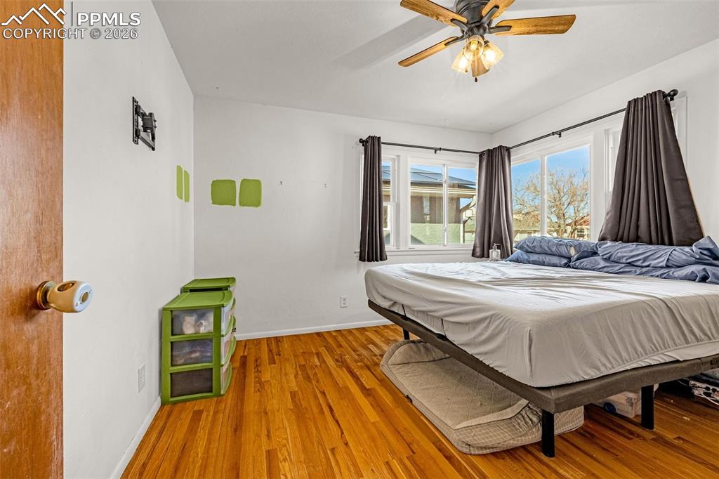 Image 8 of 25: Bedroom