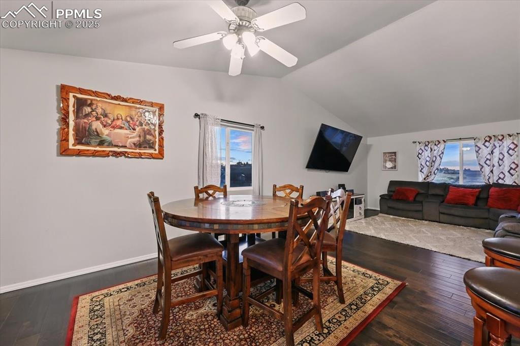 Image 16 of 42: Dining Area