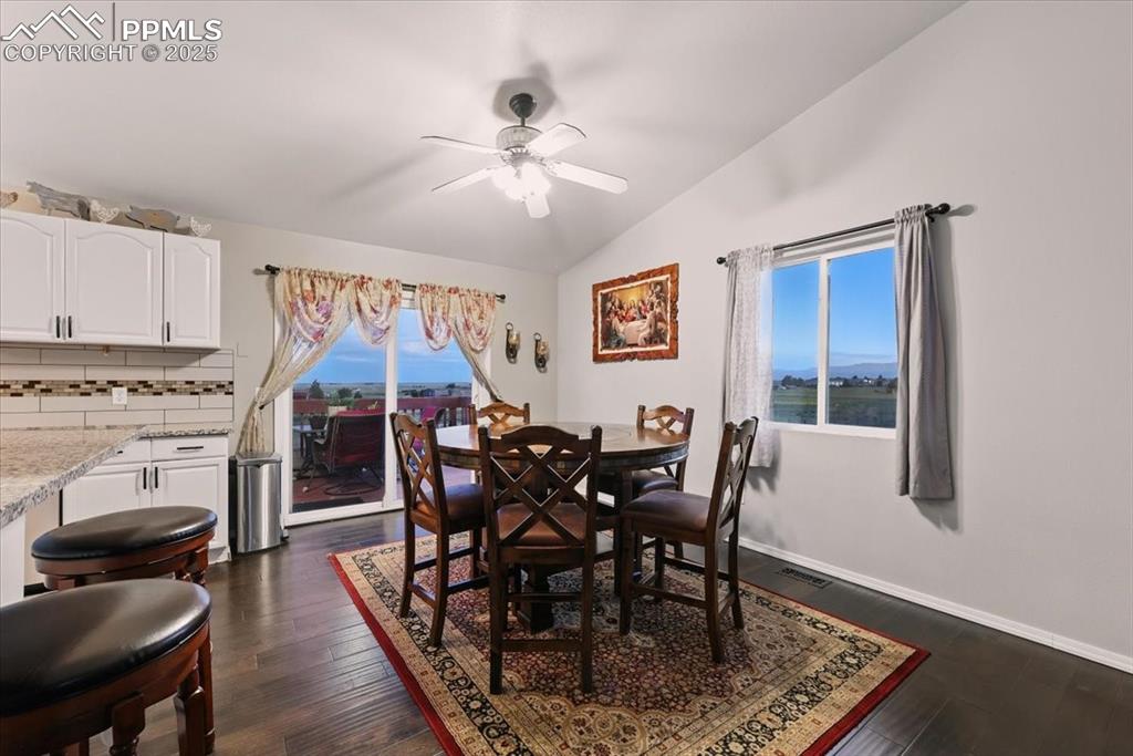 Image 17 of 42: Dining Area