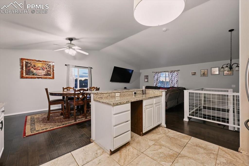 Image 19 of 42: Kitchen