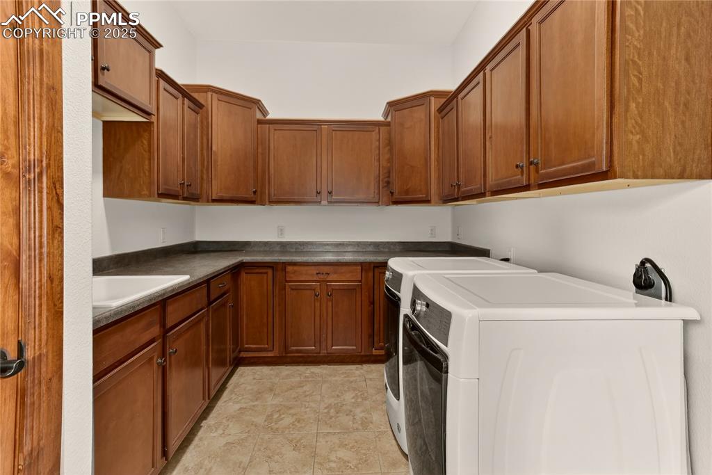 Image 17 of 41: Laundry room