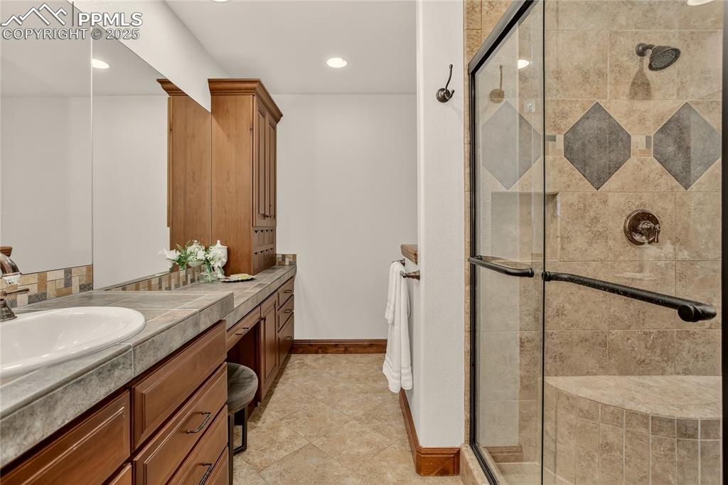 Image 24 of 41: Built-in makeup vanity