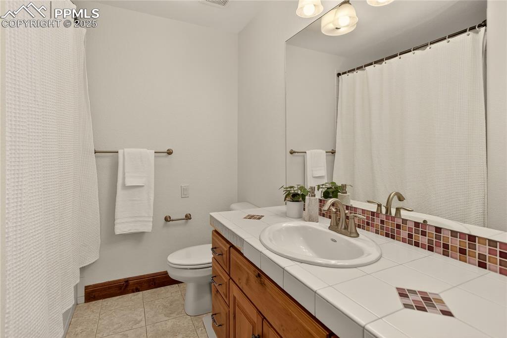 Image 27 of 41: Bedroom 3 - en-suite bath