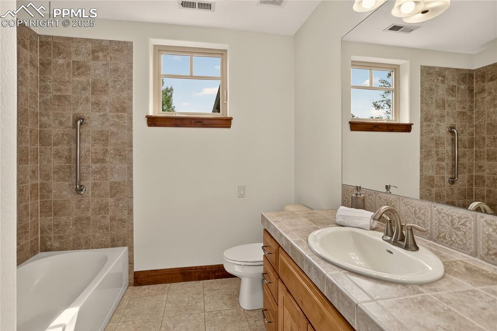 Image 29 of 41: Bedroom 4 - en-suite bath