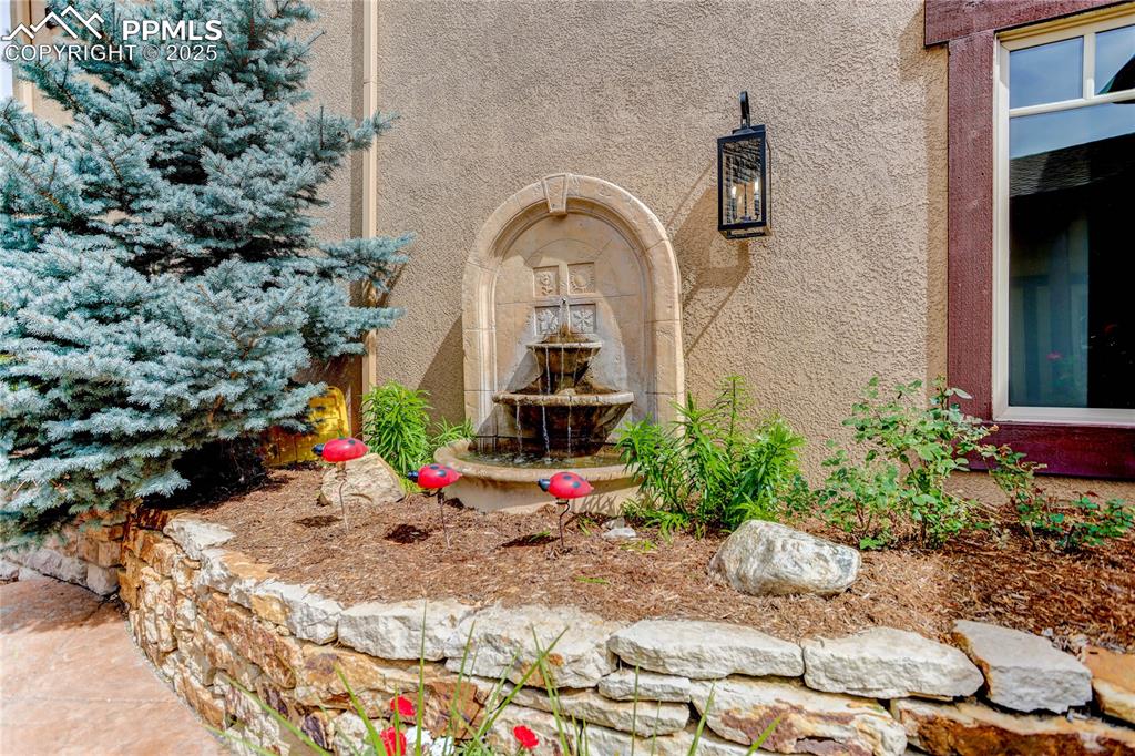 Image 5 of 41: Courtyard fountain