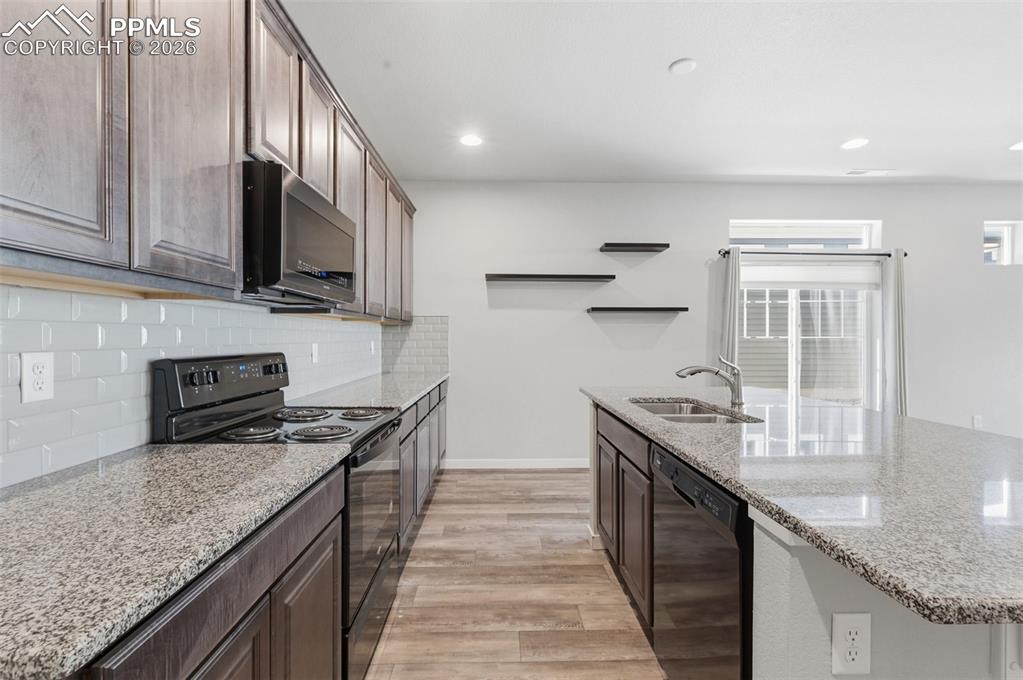 Image 10 of 31: Kitchen