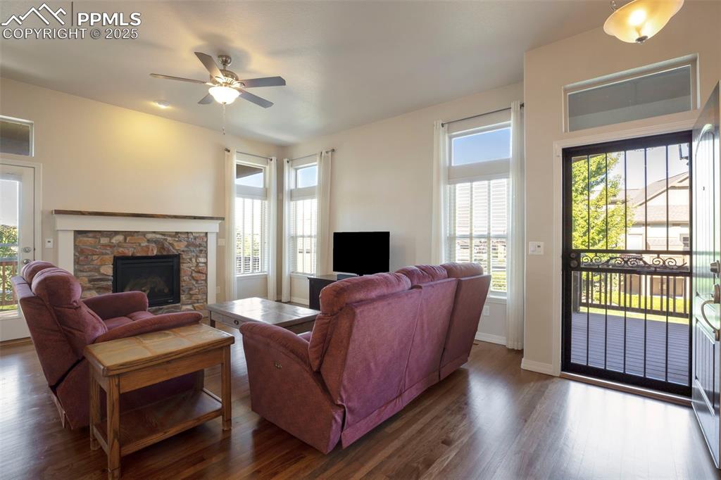 Image 4 of 33: Stunning Wood Floors!