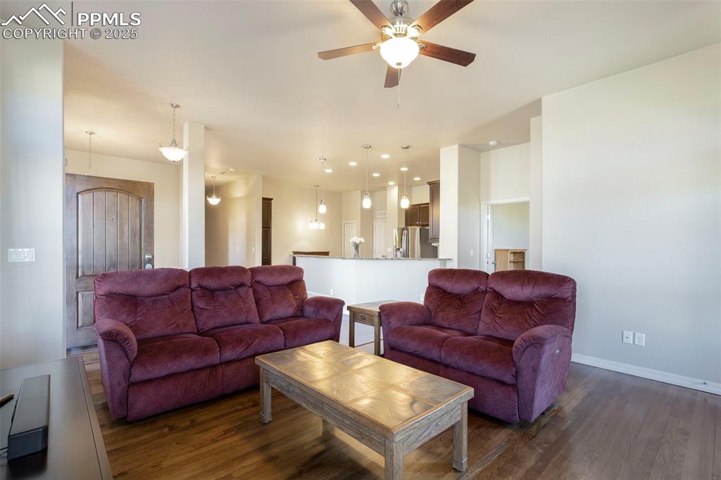 Image 5 of 33: Open Concept!