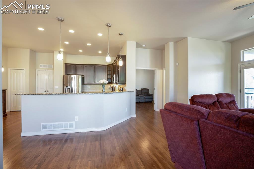 Image 6 of 33: Huge Gourmet Kitchen!