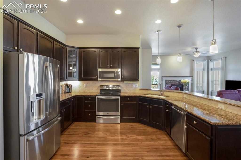 Image 7 of 33: Granite Countertops!