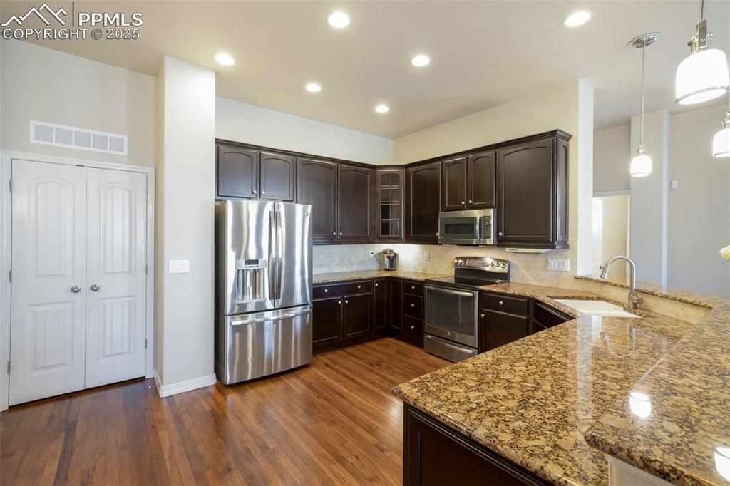 Image 8 of 33: Stainless Steel Appliances!