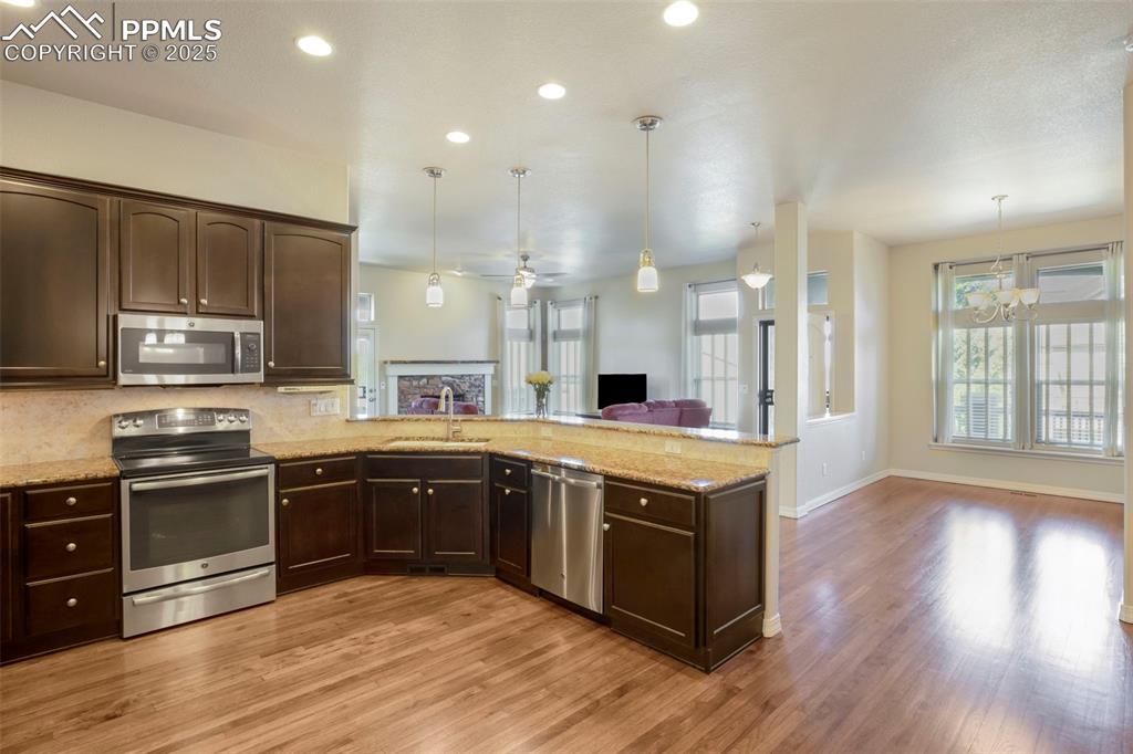 Image 9 of 33: Great Lighting!