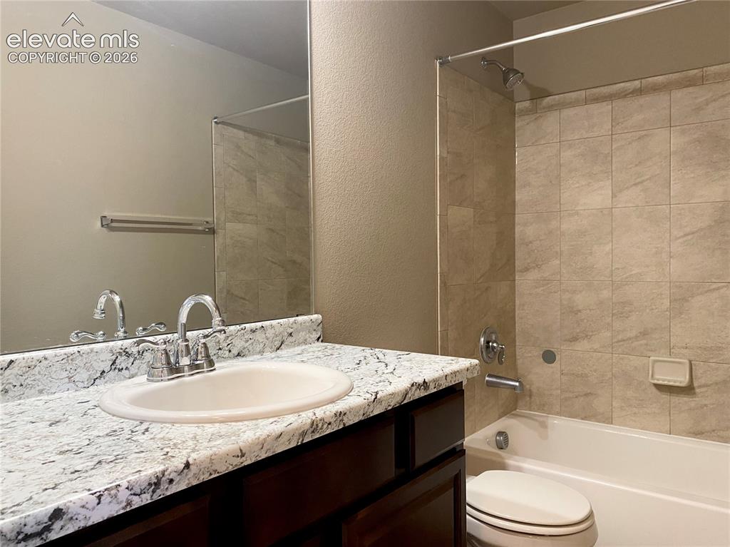 Image 10 of 17: Bathroom