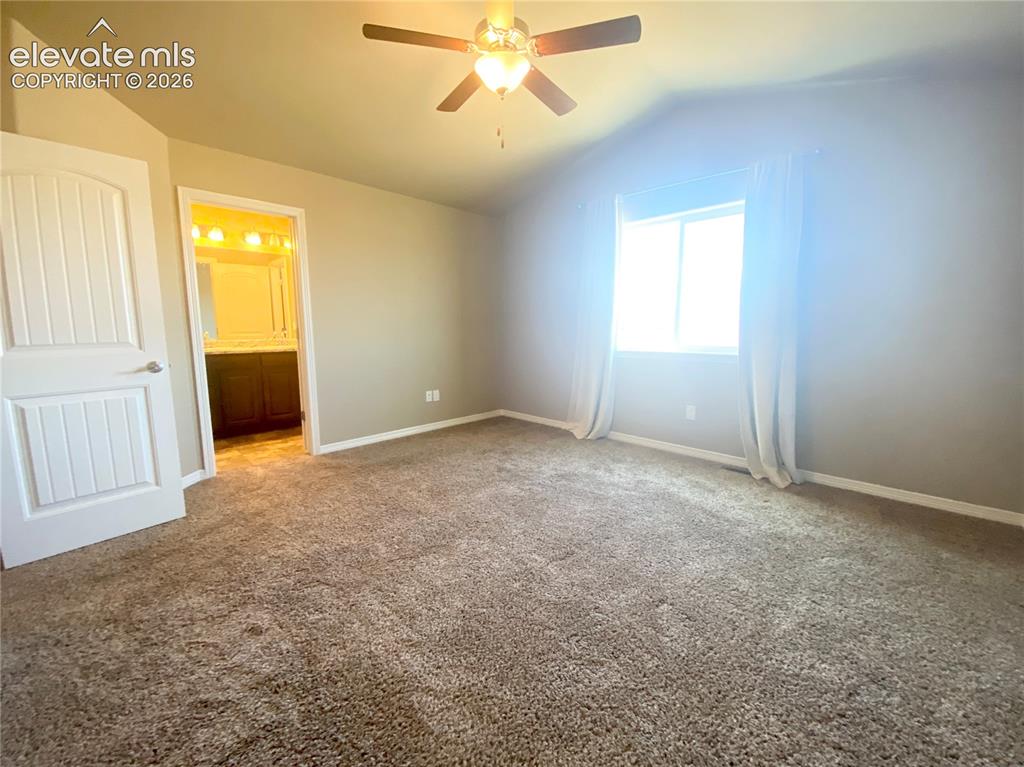 Image 16 of 17: Bedroom
