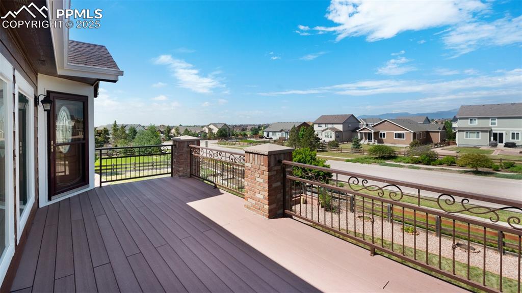 Image 19 of 31: Deck