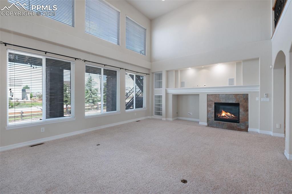 Image 6 of 31: Living Room