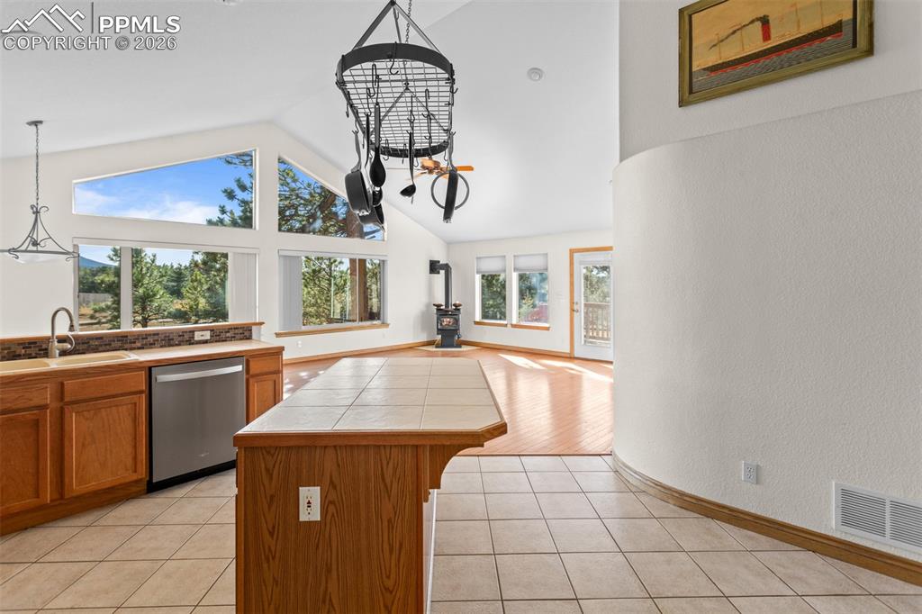 Image 12 of 50: Kitchen