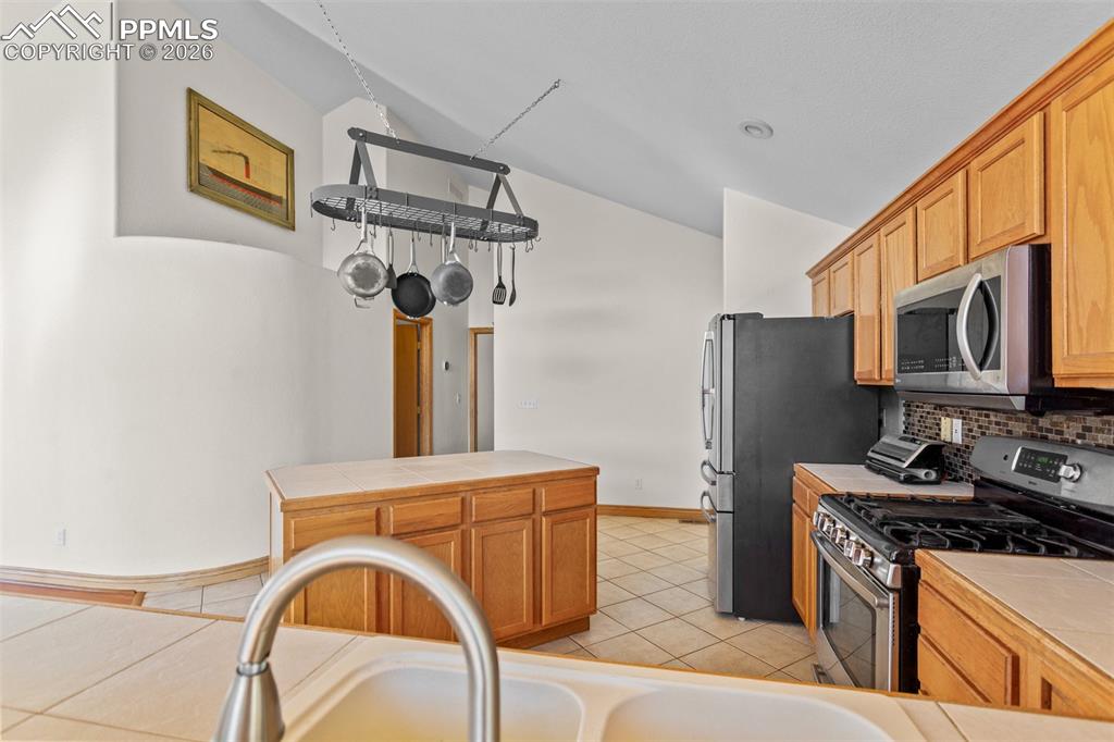 Image 14 of 50: Kitchen