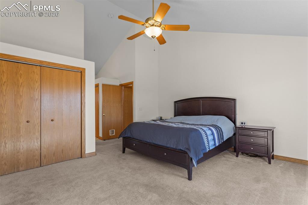 Image 16 of 50: Bedroom