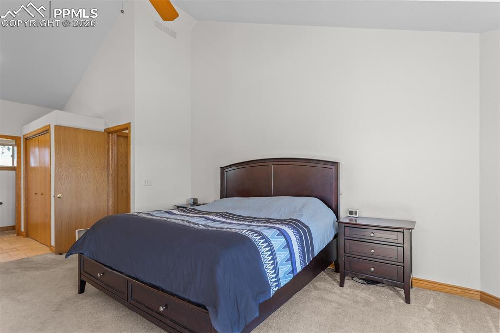 Image 17 of 50: Bedroom