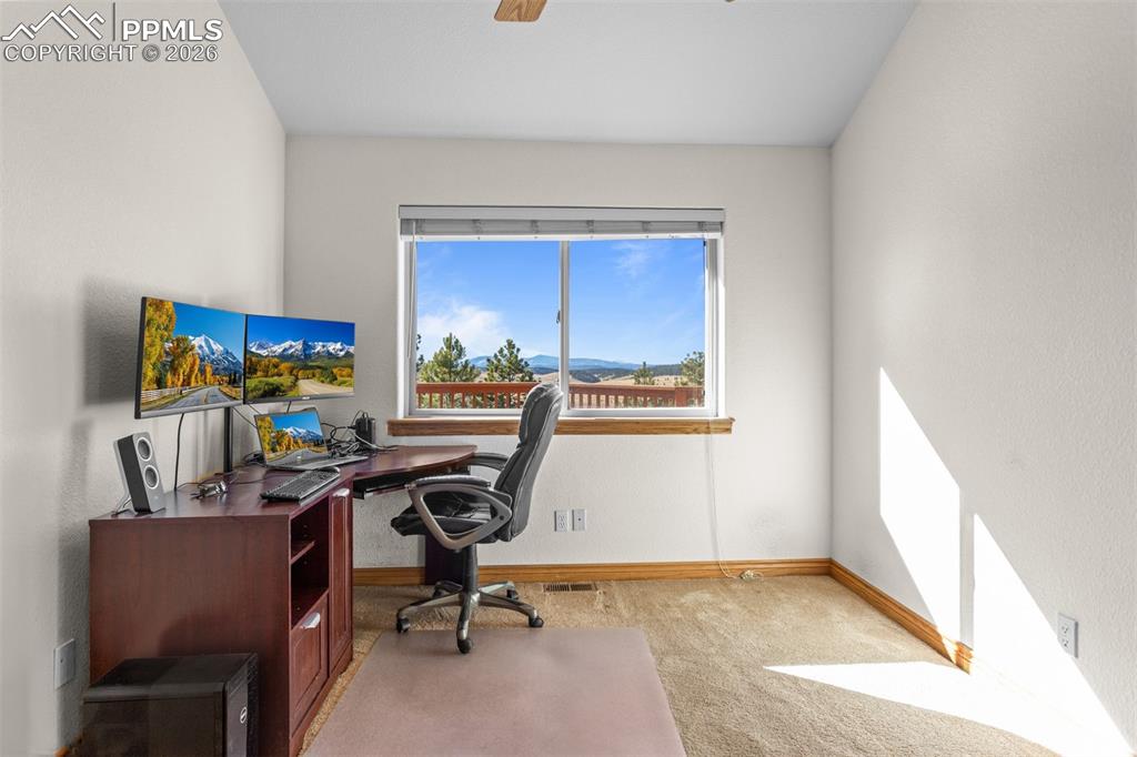 Image 22 of 50: Office