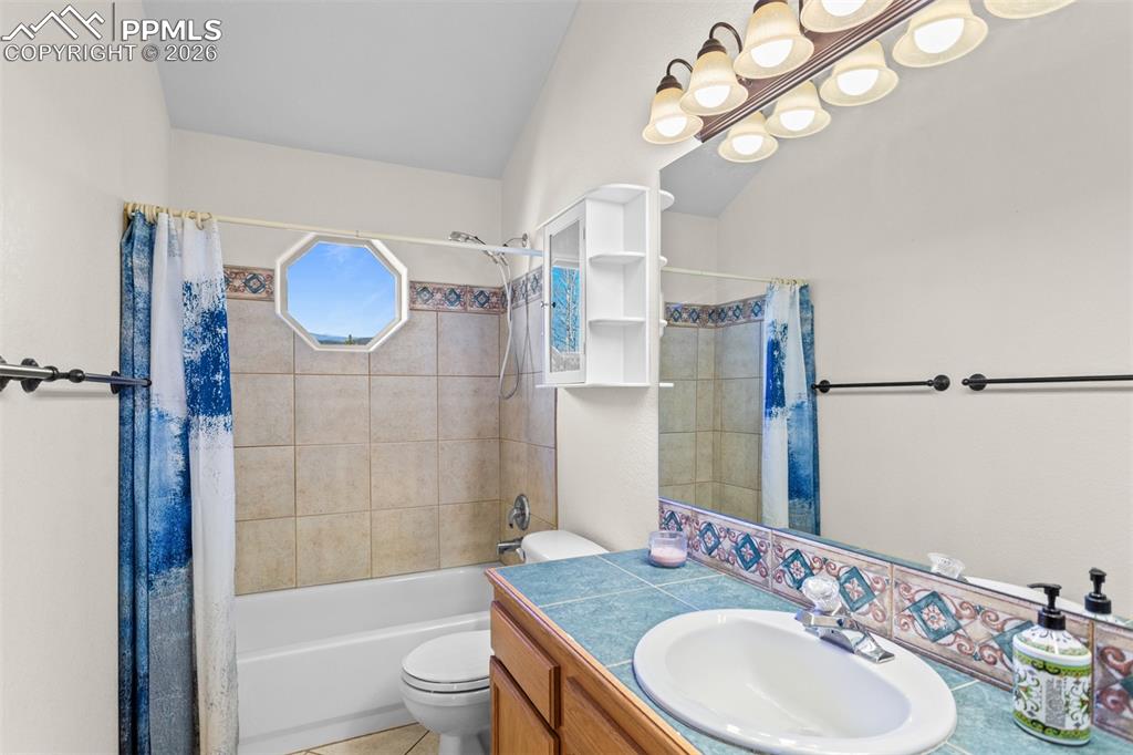 Image 23 of 50: Bathroom