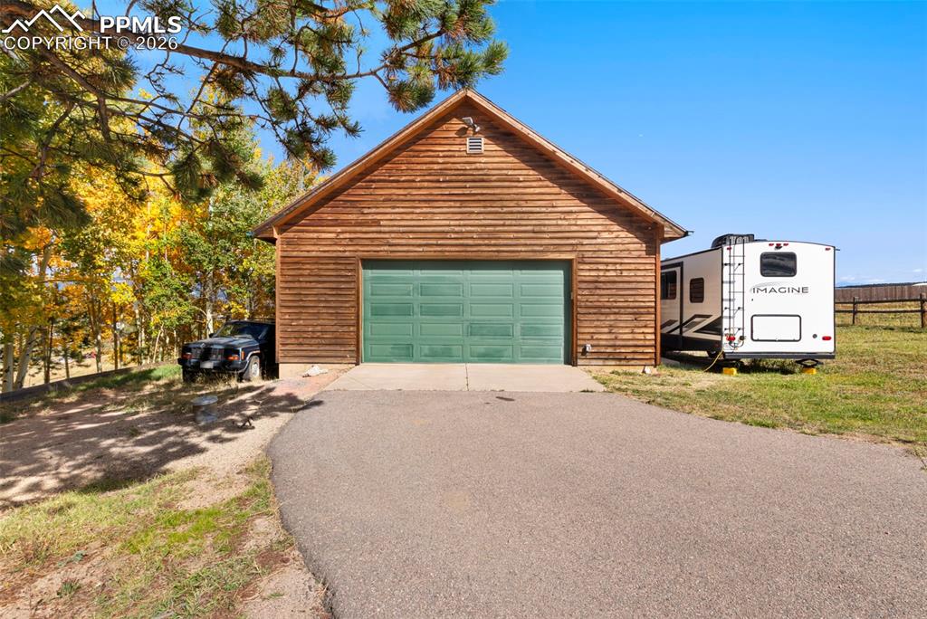 Image 35 of 50: Garage