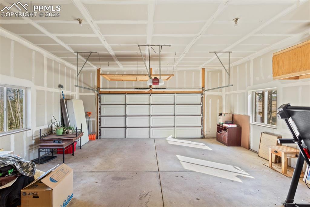 Image 37 of 50: Garage