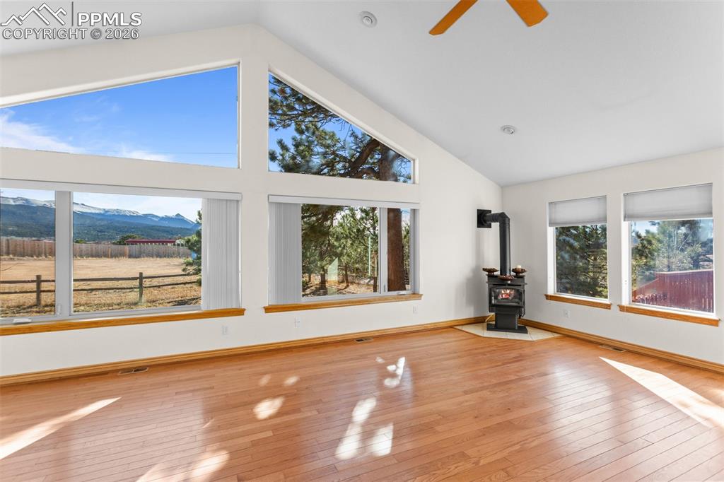 Image 7 of 50: Living Room