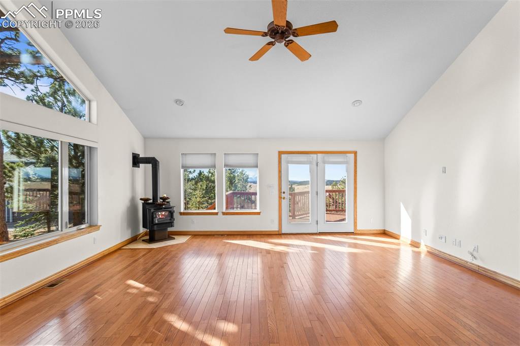 Image 8 of 50: Living Room