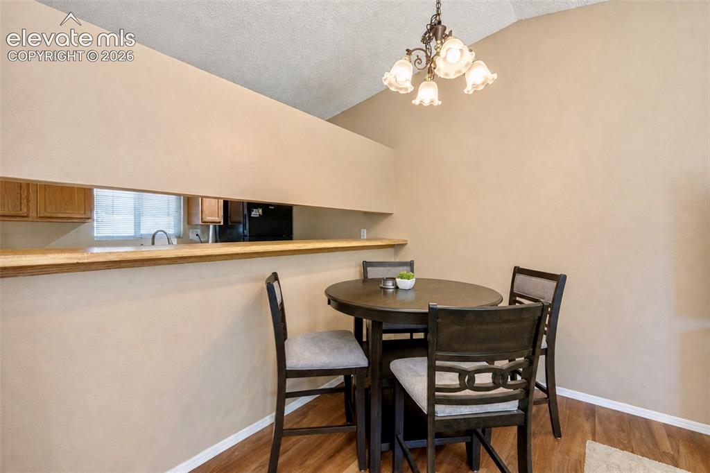Image 11 of 19: Dining Area