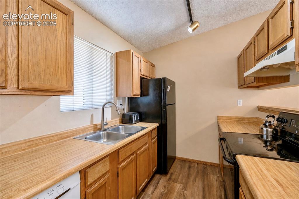 Image 12 of 19: Kitchen