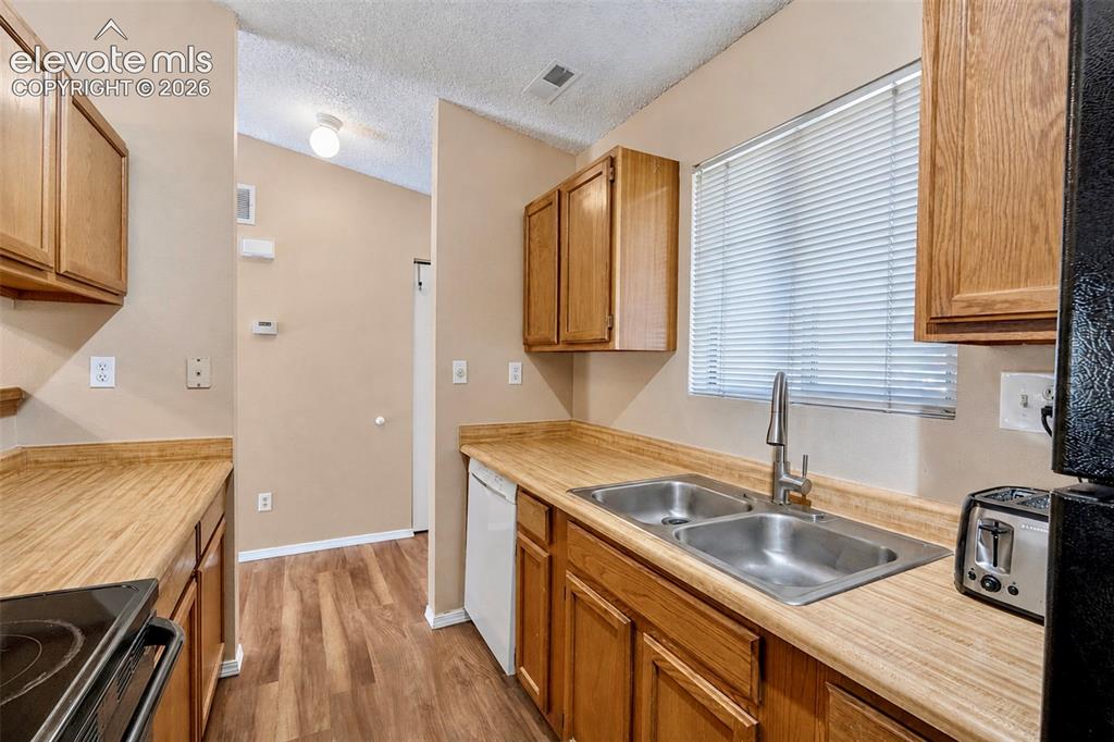 Image 13 of 19: Kitchen