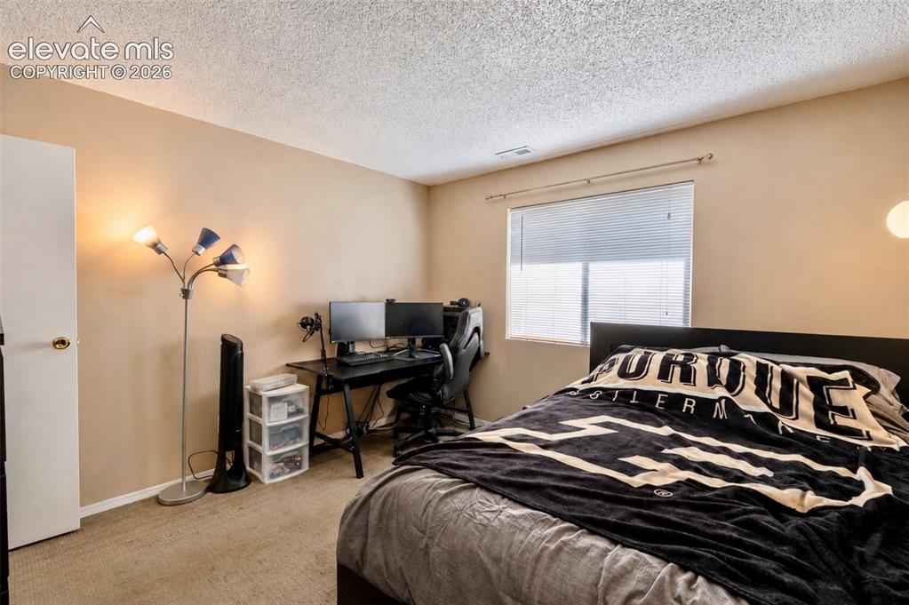 Image 16 of 19: Bedroom
