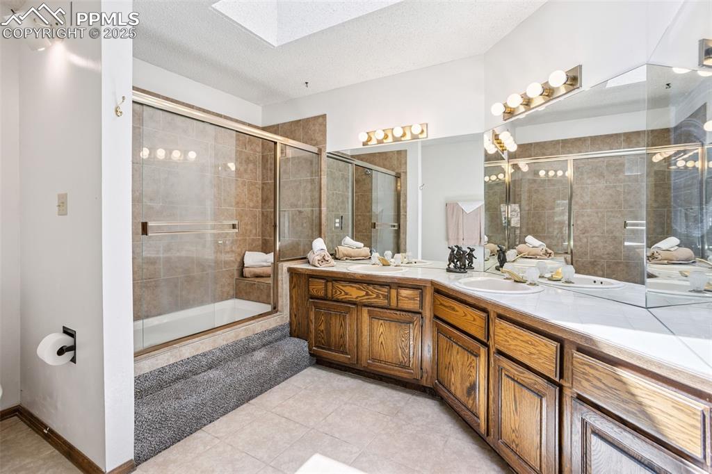 Image 19 of 29: Primary bathroom