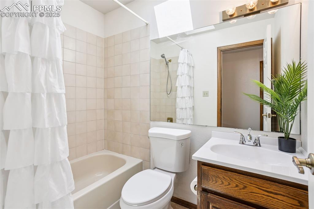 Image 22 of 29: Full bath on upper level