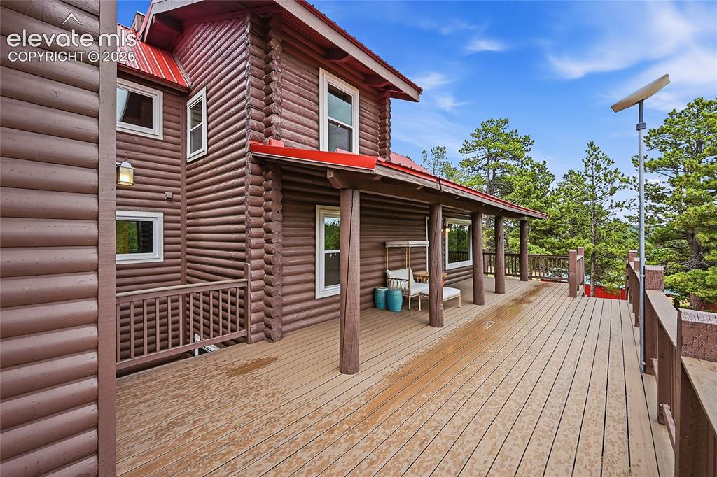 Image 10 of 50: Deck