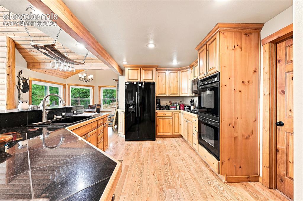 Image 14 of 50: Kitchen