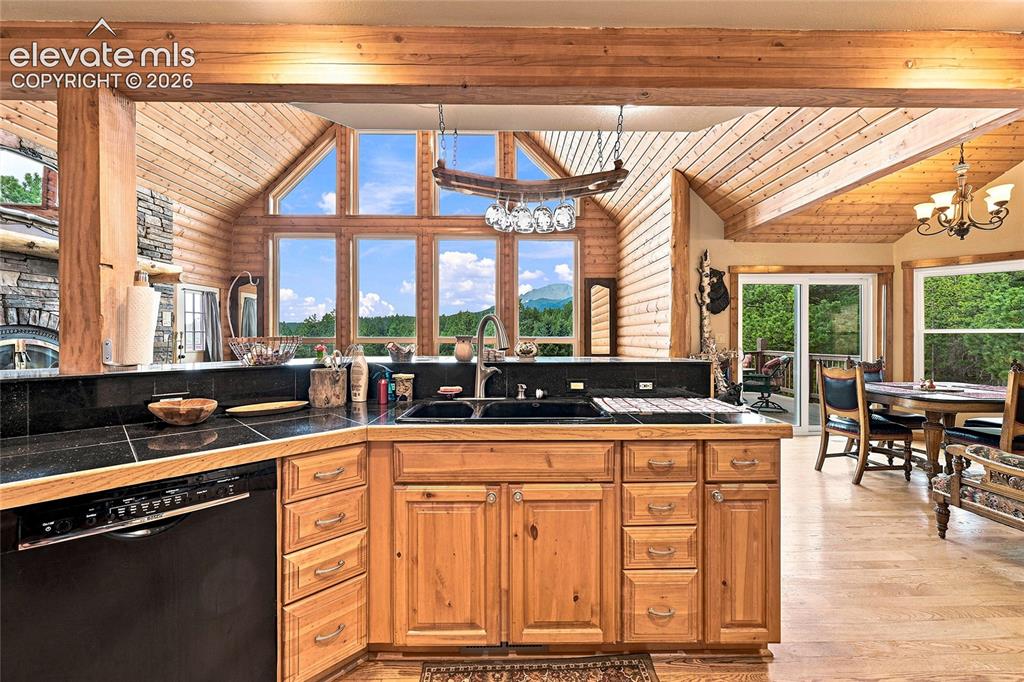 Image 15 of 50: Kitchen