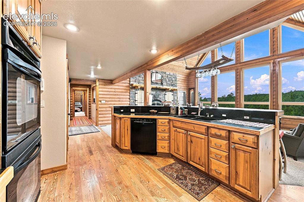 Image 16 of 50: Kitchen