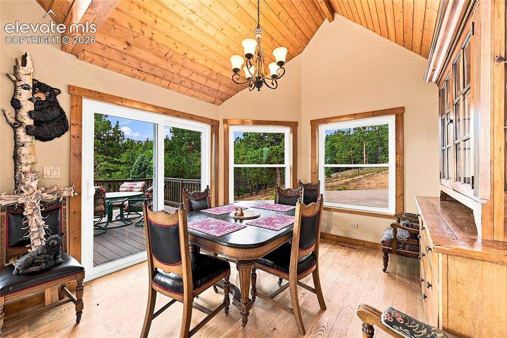 Image 17 of 50: Dining Area
