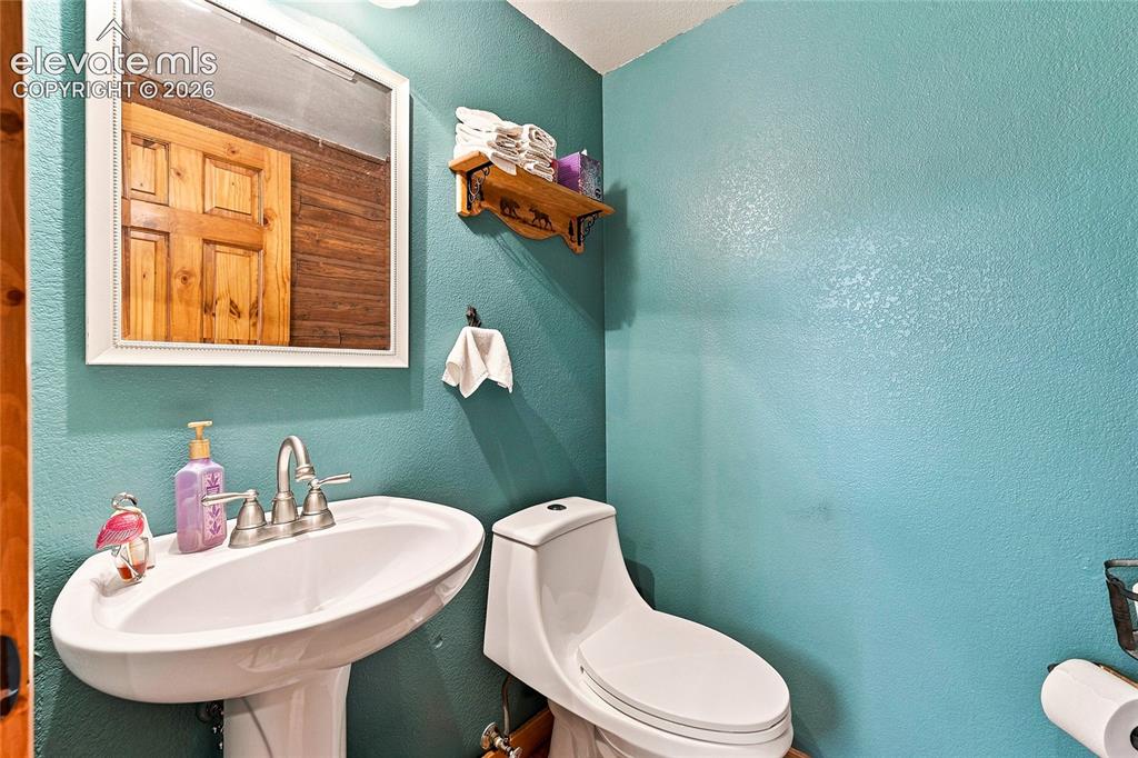 Image 19 of 50: Bathroom