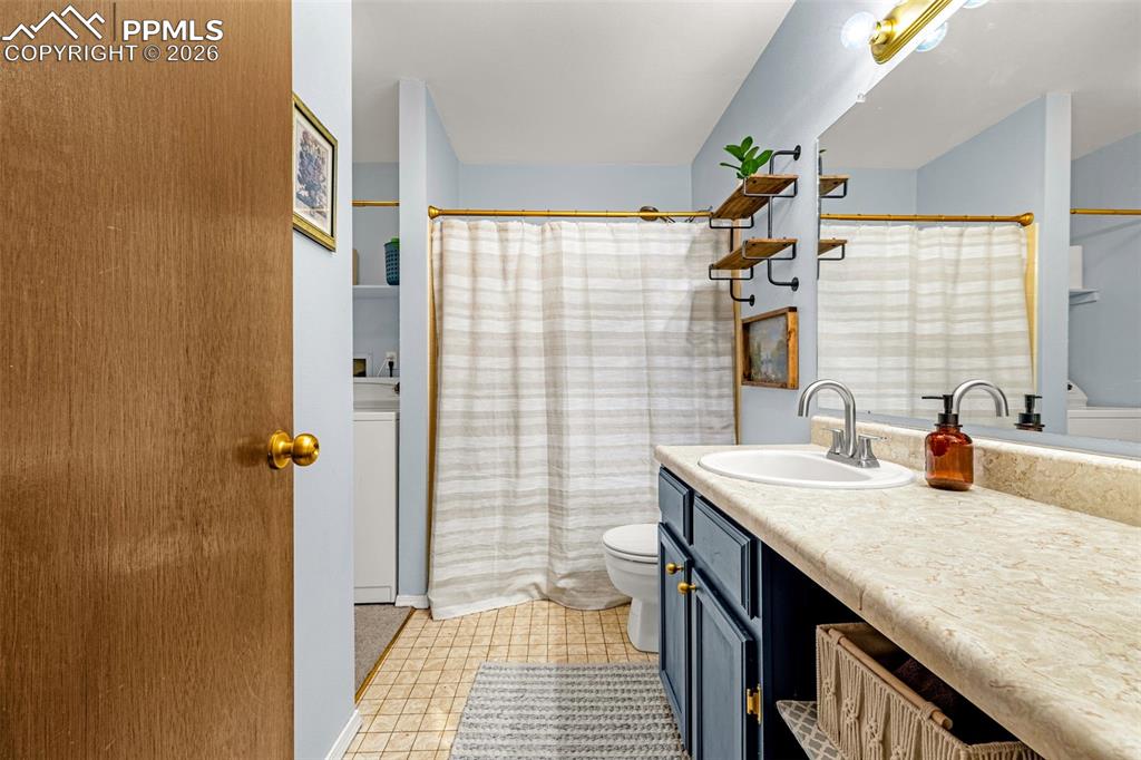 Image 16 of 36: Bathroom