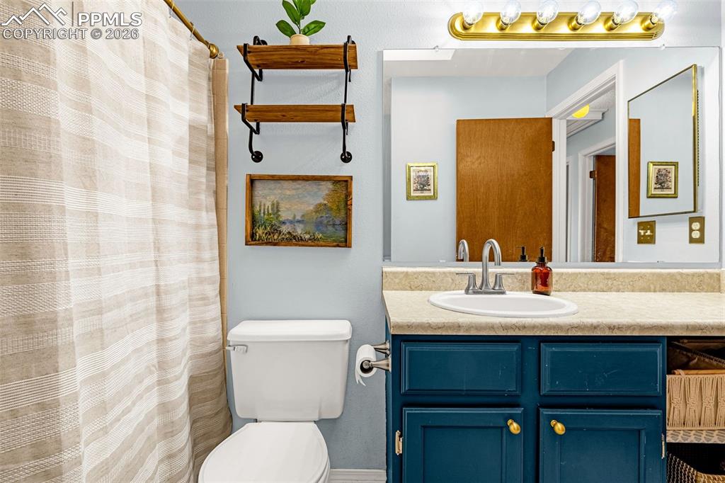 Image 17 of 36: Bathroom