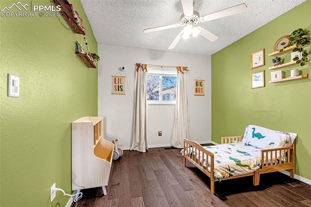 Image 19 of 36: Bedroom