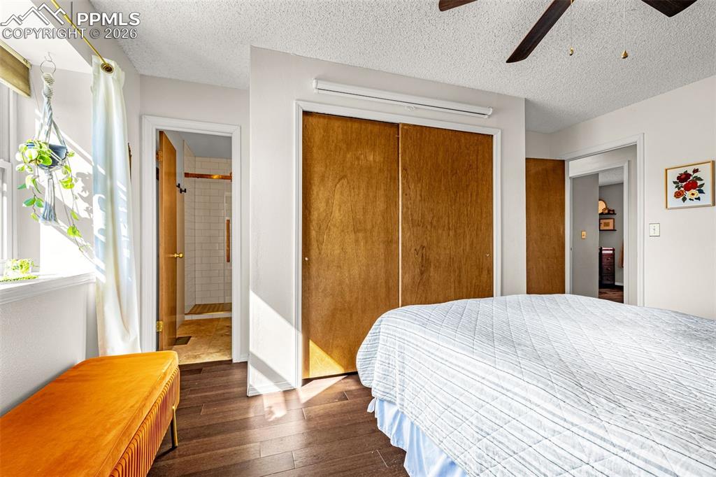 Image 21 of 36: Bedroom