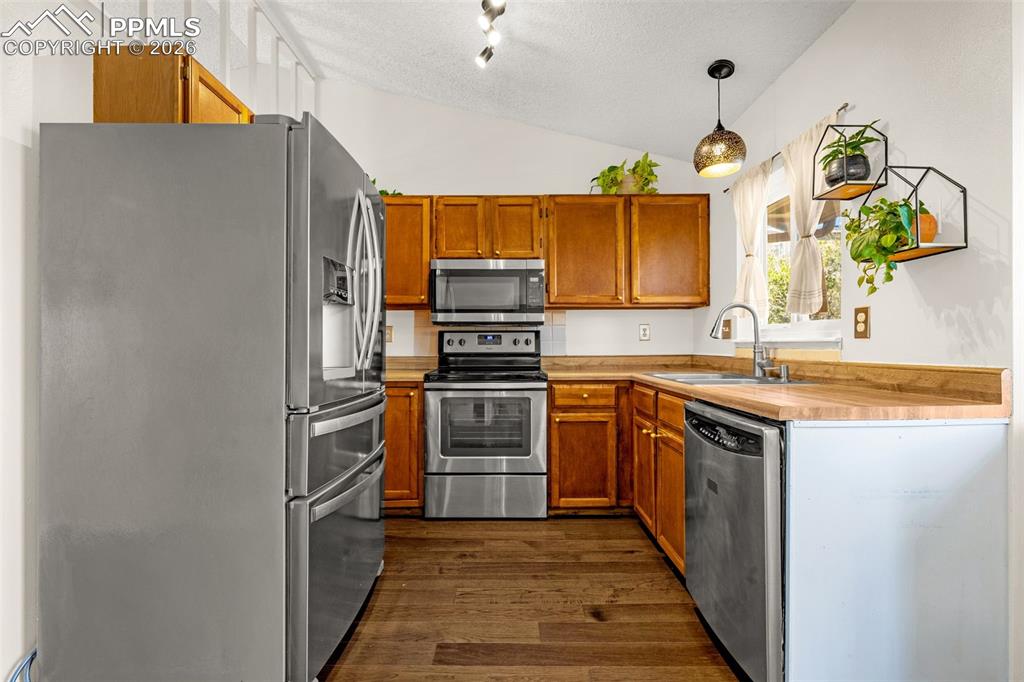 Image 7 of 36: Kitchen