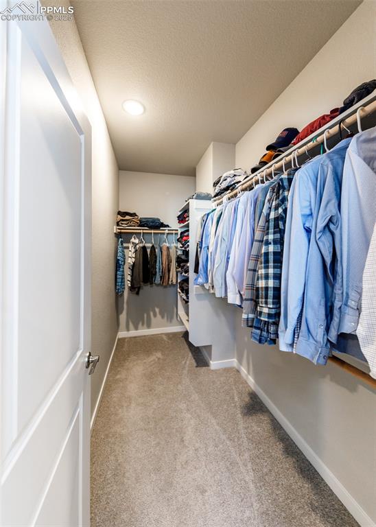 Image 25 of 34: Closet