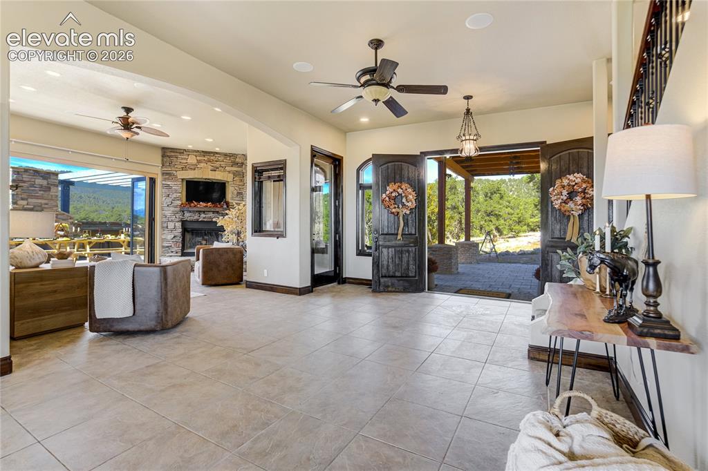 Image 11 of 50: living room view 